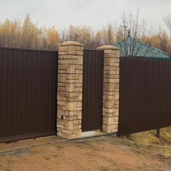 Забор из профнастила на кирпичных столбах